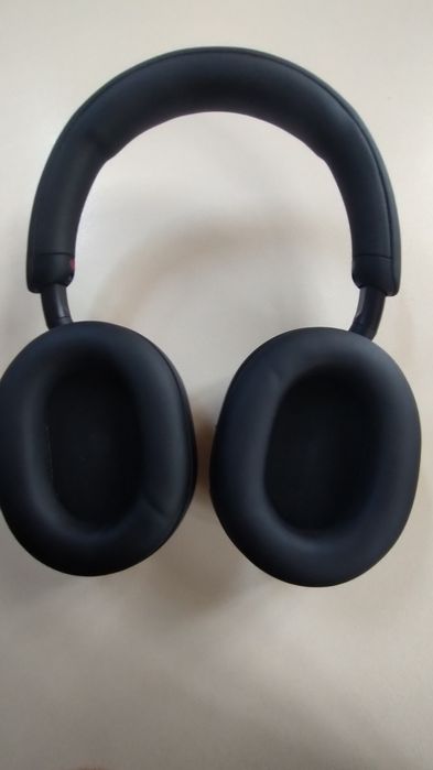 Sony WH-1000XM5 – Noise-cancelling, control gesturi, baterie bună