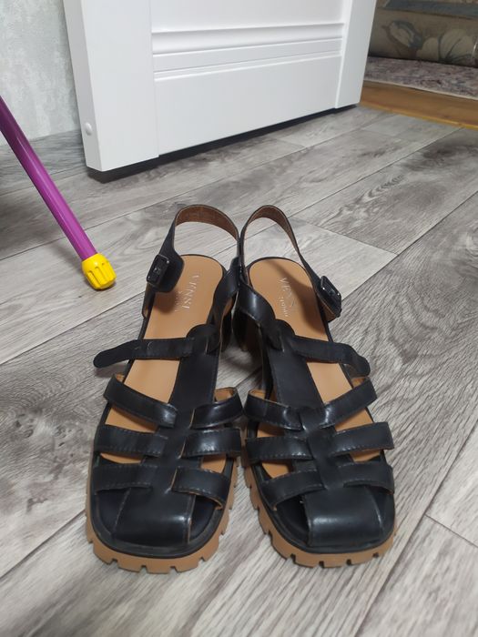 Женские босоножки