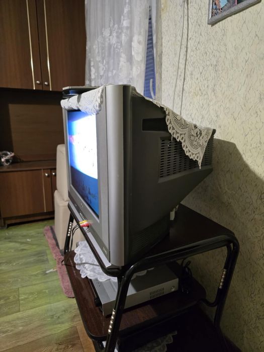 Телевизор LG , и масата по него заедно се продават само на място