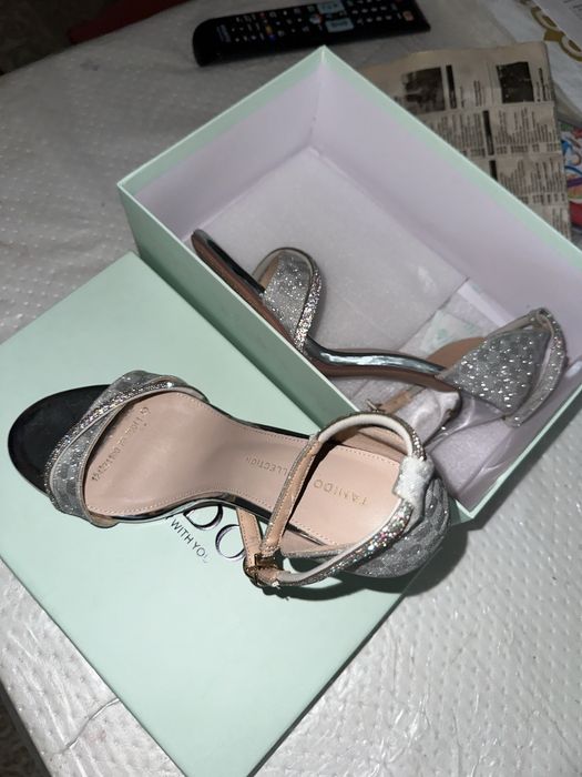 продам босоножки новые