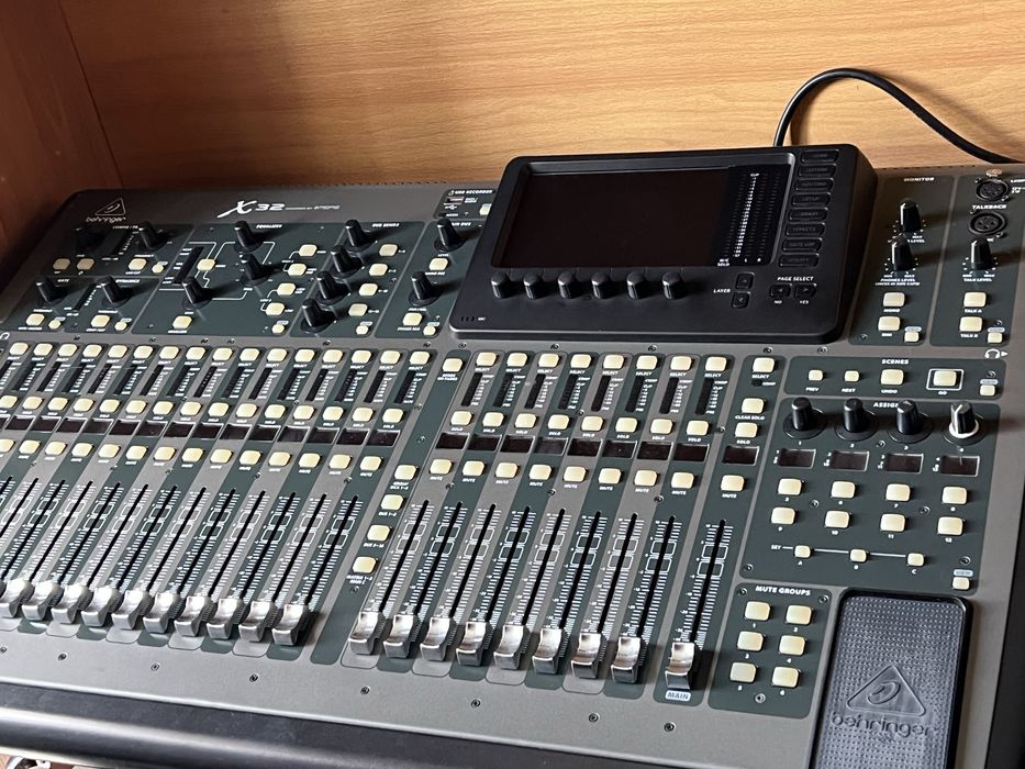 Микшерный пульт Behringer x32 Full version в отличном состоянии