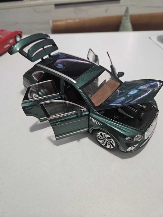 Macheta Bentley Bentayga , scara 1 : 24