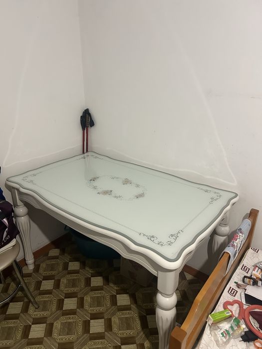 Су жана стол құр орында тұрады