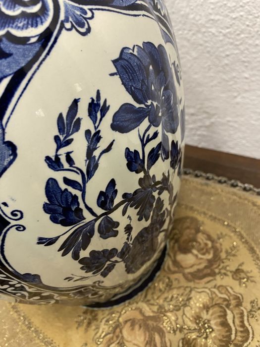 Холандски порцелан Delft синьо бяла ваза с капак Boch