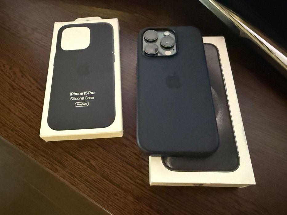 Iphone 15 Pro Black Titanium, 128 GB. de FLANCO///CA NOU, IDEAL CADOU