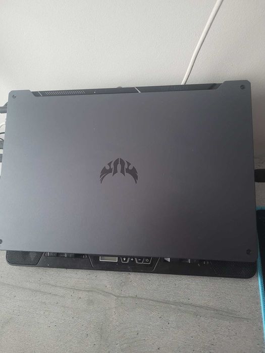 Vând laptop cu accesorii