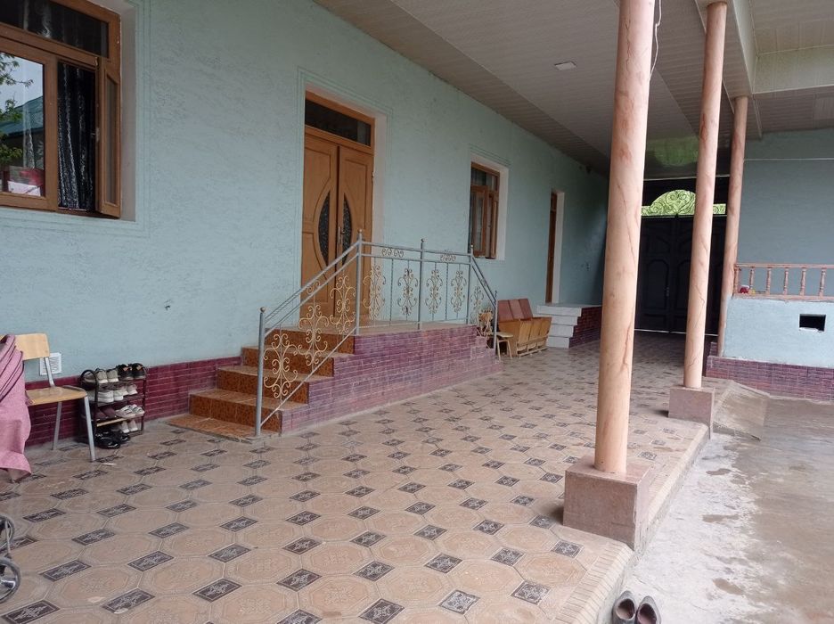 Uy sotiladi 16 sotix 8 sotixga uy qurilgan.