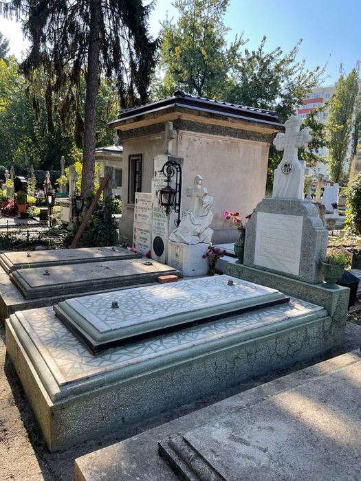 Vand cripta 4 locuri in Cimitirul Bellu. Liber de sarcini se poate ocu
