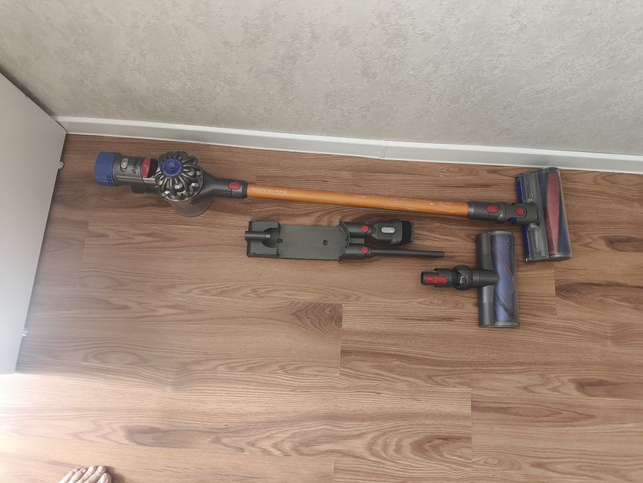 Продам dyson v8 absolute