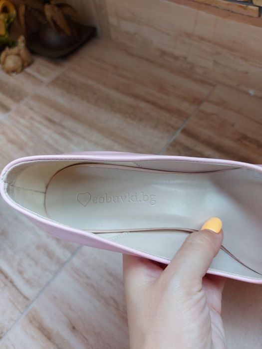 Елегантни обувки от еко лак