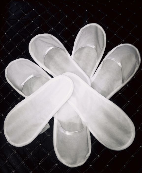 Тапочки с косметикой в наборе.