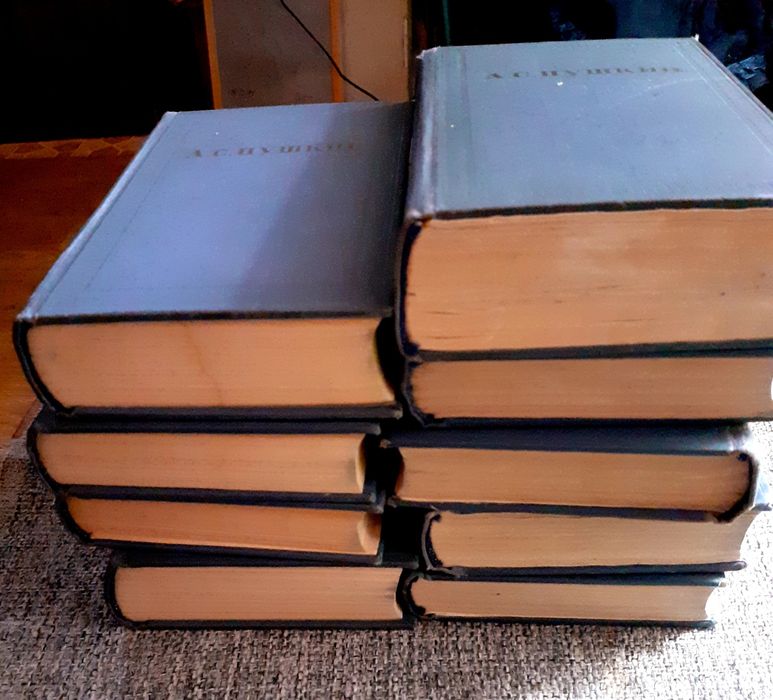 Антикварные книги и фотоальбом