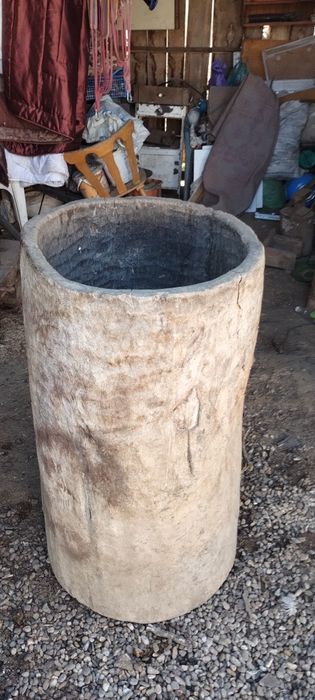 Vând butoi de lemn vechi cioplit