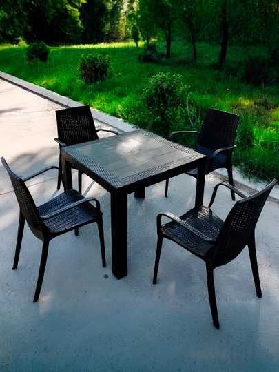 Пластмасс стол-стуллар сотилади.