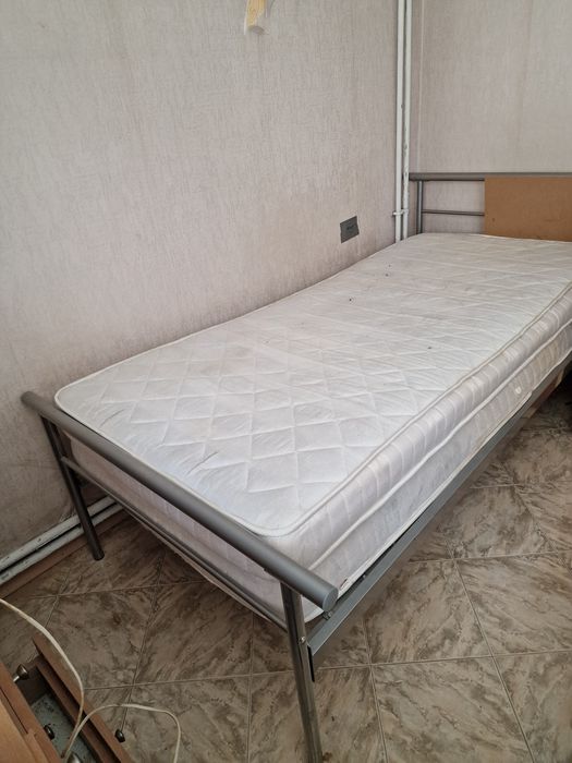Единично метално легло