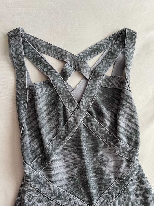 бандажна рокля с гол гръб