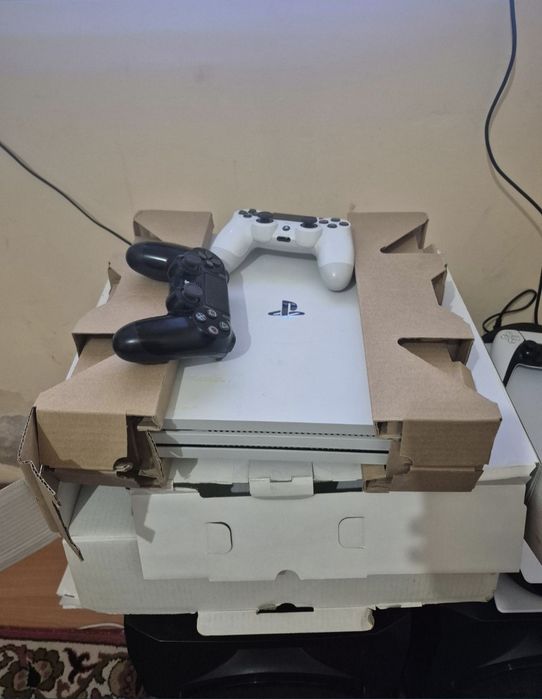 Playstation 4 Pro 1Tb белый