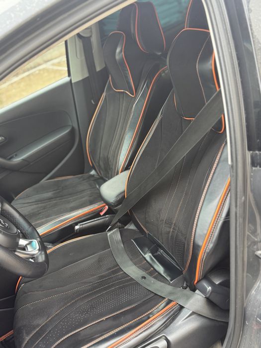 Чехол универсал  15000тг 3д полик фольксваген поло15000