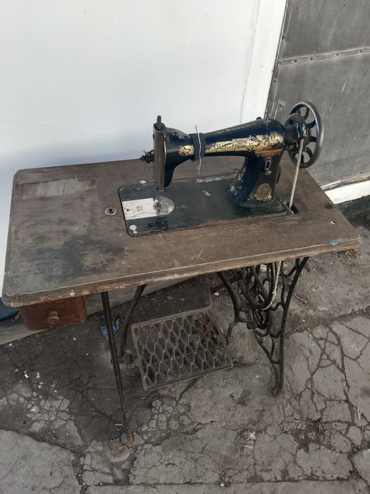 Ножная швейная машинка...