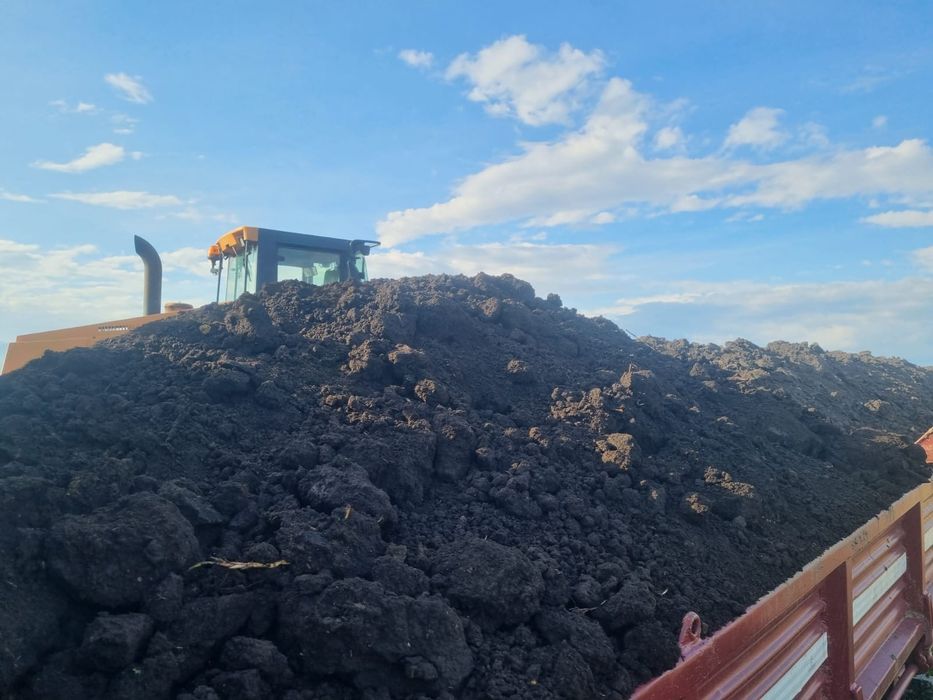 Aduc pe comanda pământ negru