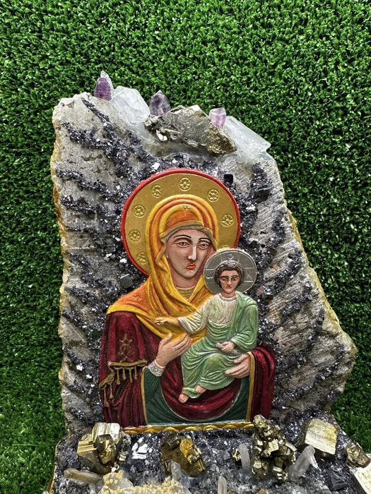 Ръчно изработена икона на Дева Мария с Младенеца с естествени кристали