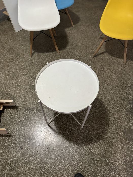 Scaun albastru si masuta cafea ikea
