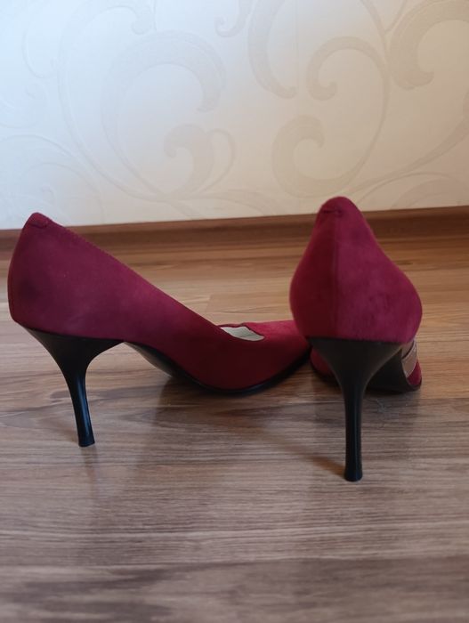 Продам замшевые туфли