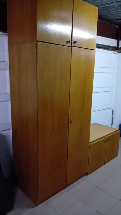 Dulap pentru haine cu un sertar atasat