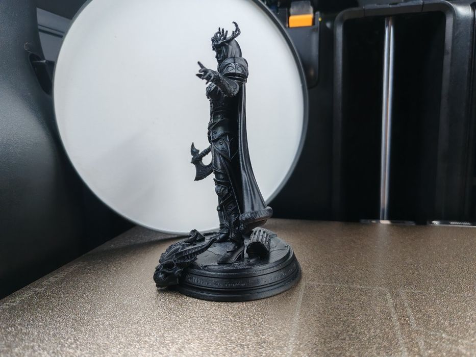 Figurină Colecție Dark Fantasy – Războinică cu Secure și Bază Dragon 3D Premium