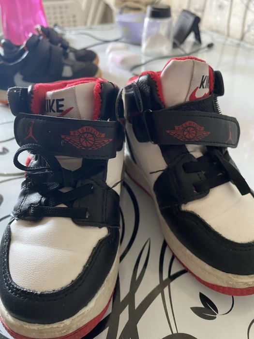 Продам детские ботинки