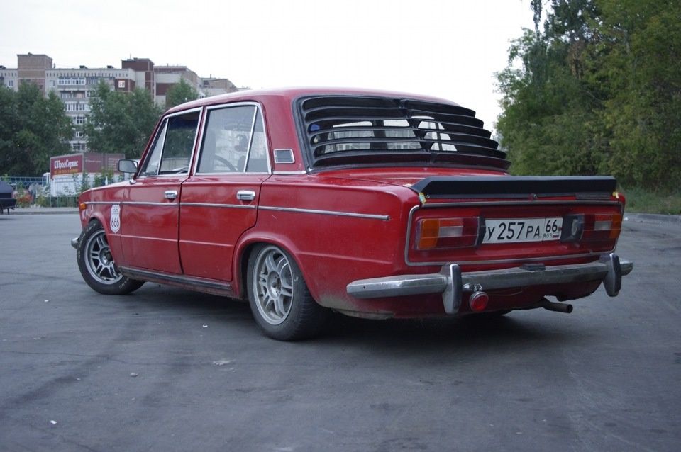 Продаю решётка на задний стекло семейство ваз  и антикрыло