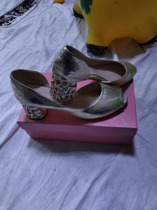 Oyoq kiyim koyne sotiladi