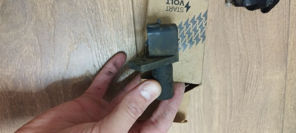 Продам замки 1000 ; датчики 500 гитара дворника