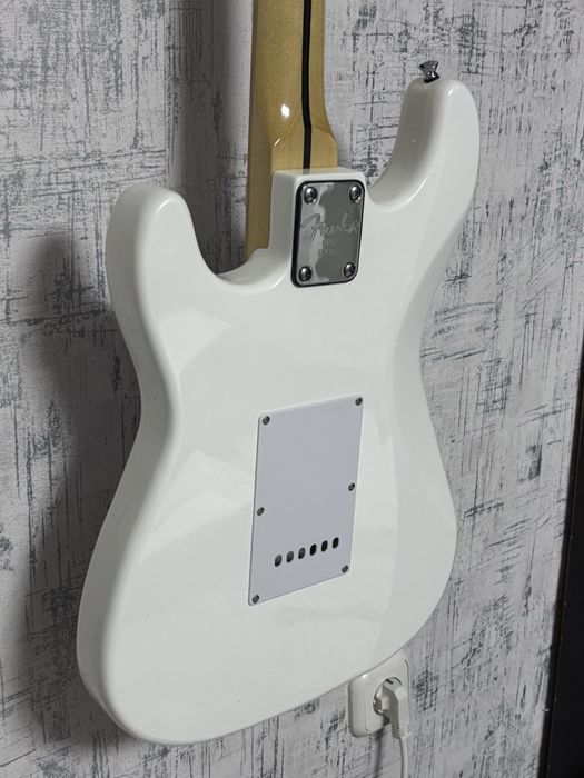 Продаю электрогитару Fender stratocaster white
