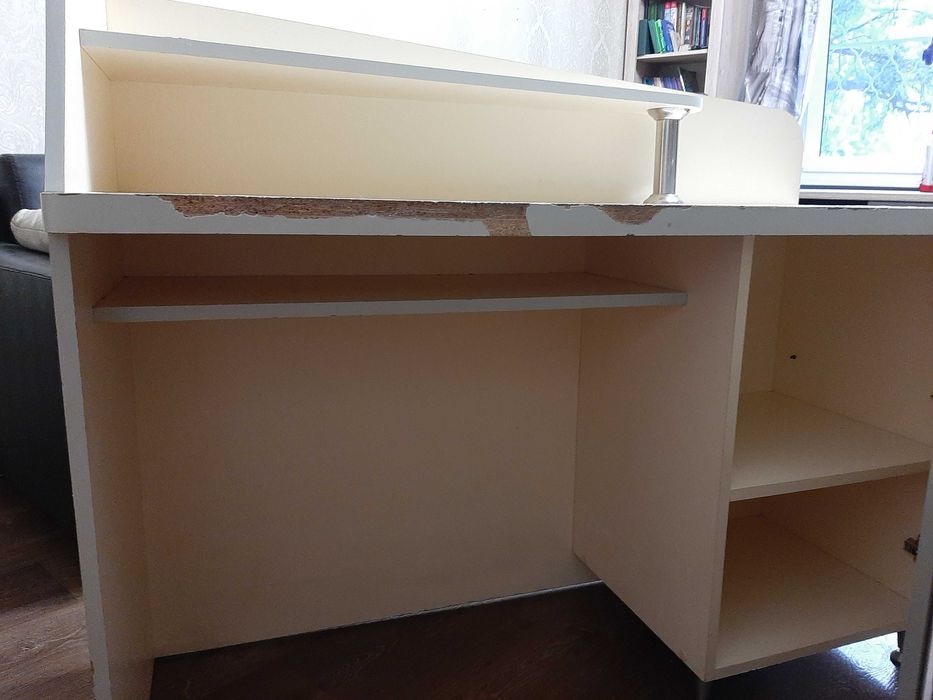 Тумба белая для спальни.