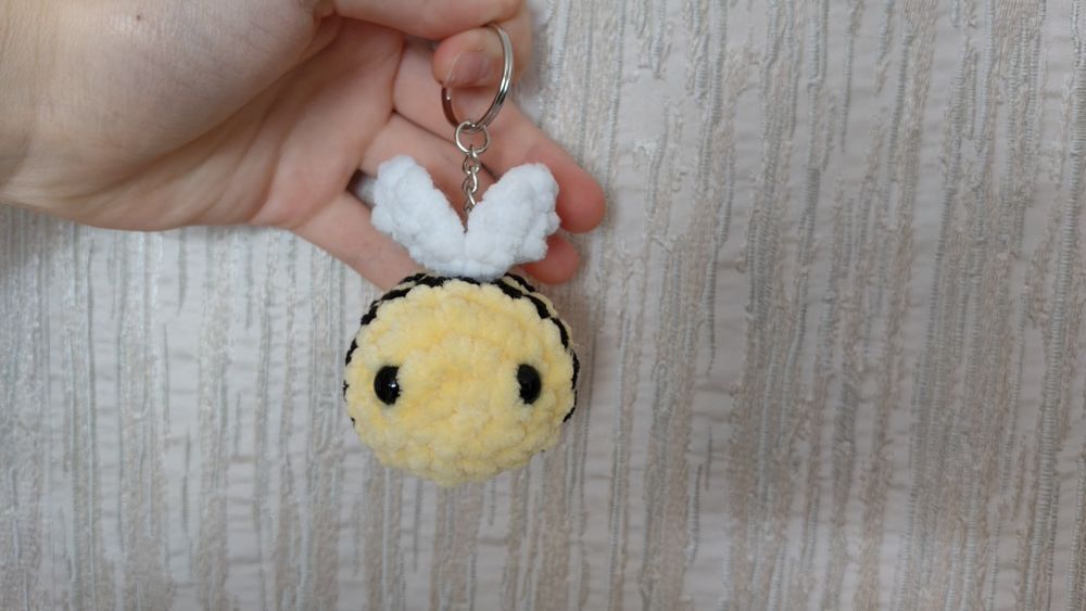 Брелок пчелка вязаный