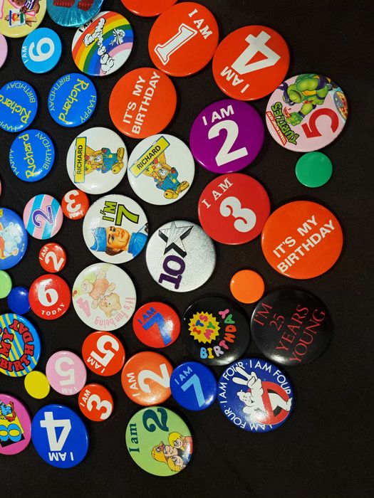 Lot 60 insigne aniversare (Birthday Badges)