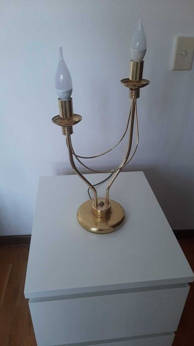 Настольная лампа золотистого цвета