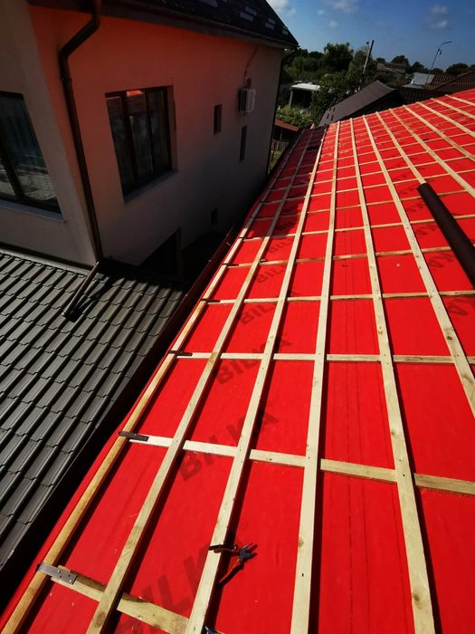 Reparatii acoperisuri montaj acoperis tigla metalica velux