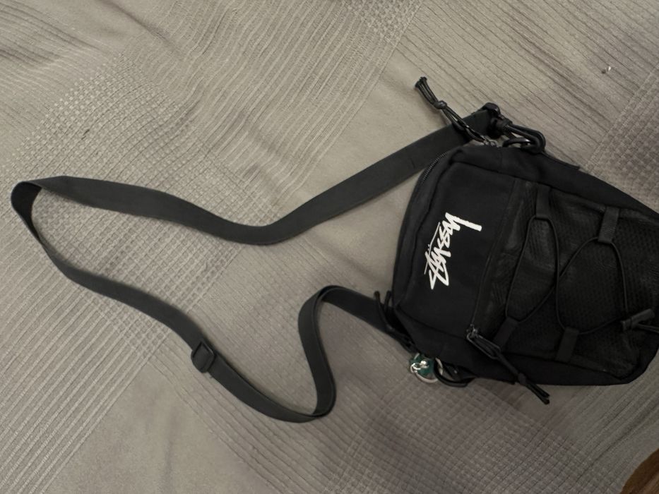 сумка Stussy в черном цвете.