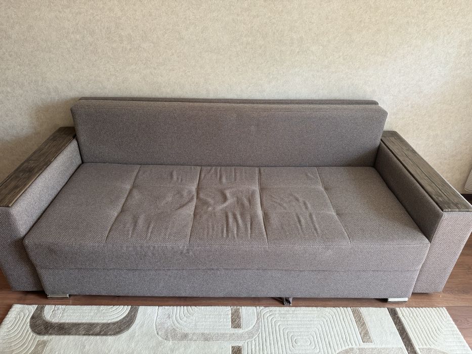 Диван мягкий.