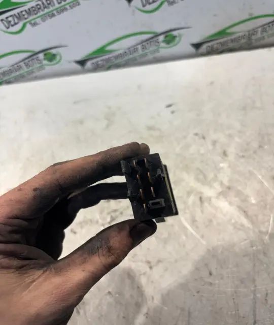 Buton avarie 8D0 941 509 C Audi A4 1999 1.9 TDI MT (110 hp)