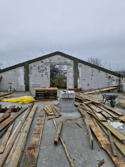 Execut case la roșu