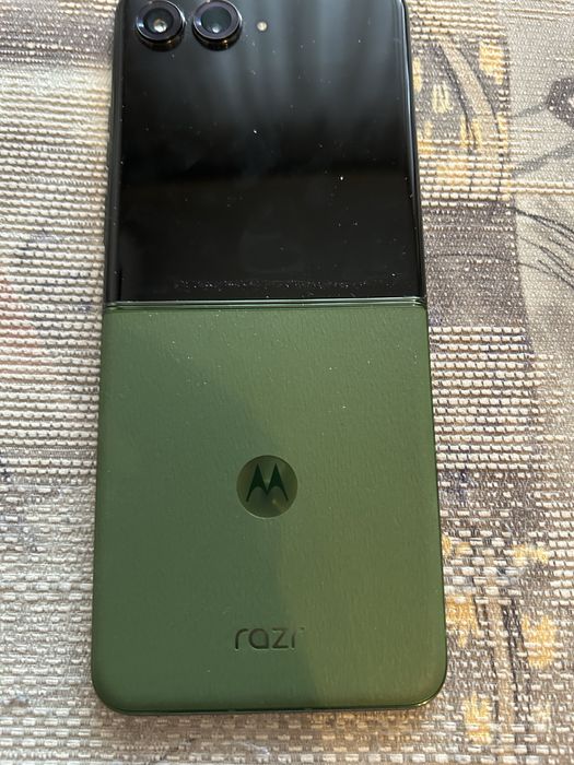 Motorola50 ultra razr