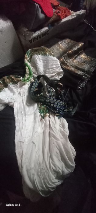 Costum national din paiete și mărgele