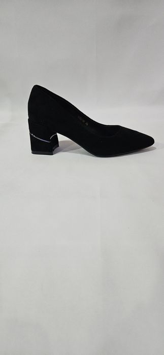 Женские туфли-лодочки.