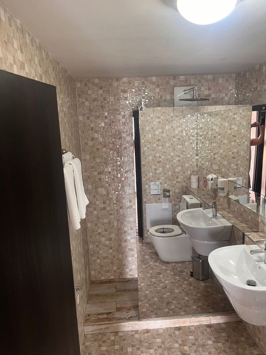 Vand lavoar + baterie, vas wc, calorifer perete, paravan dus, toate in stare buna