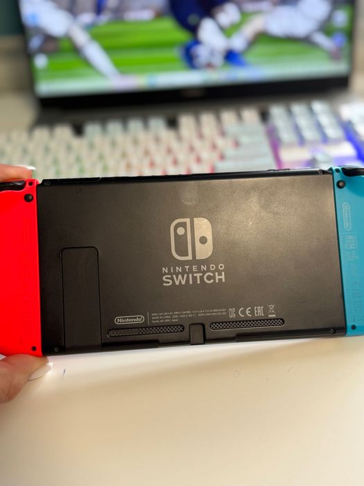 Nintendo Switch + Joy-Con (червен/син) + калъф – отлично състояние