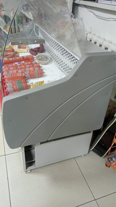 Продвается ветрина холодильник