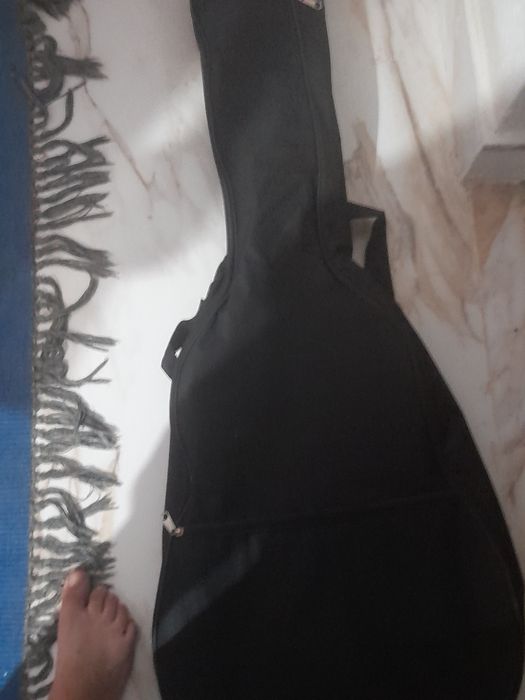 Vând 2 chitare puțin folosite